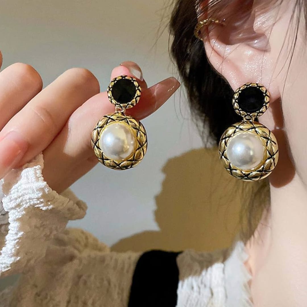 Dreamy Pearl Black Earrings