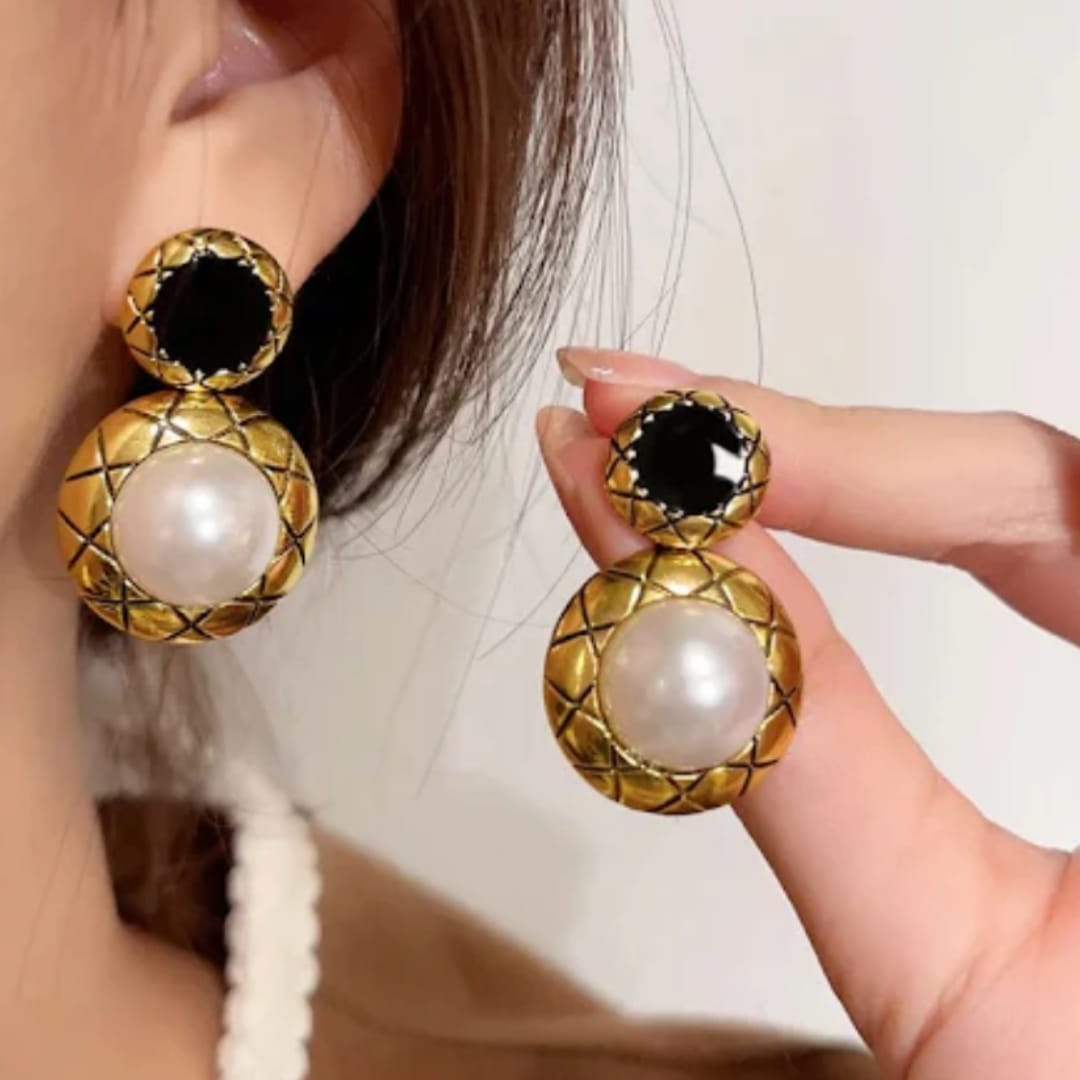 Dreamy Pearl Black Earrings