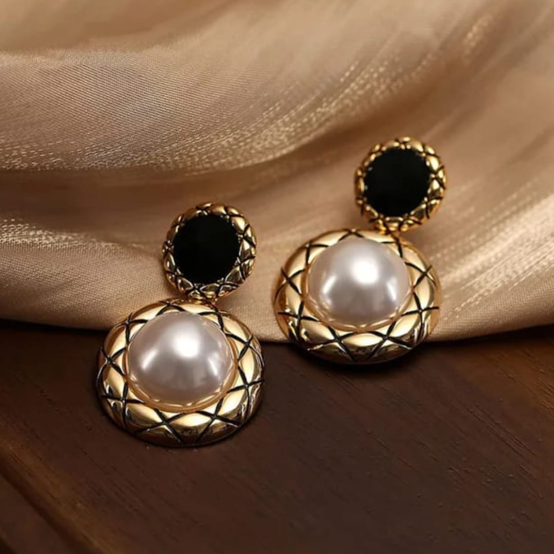 Dreamy Pearl Black Earrings