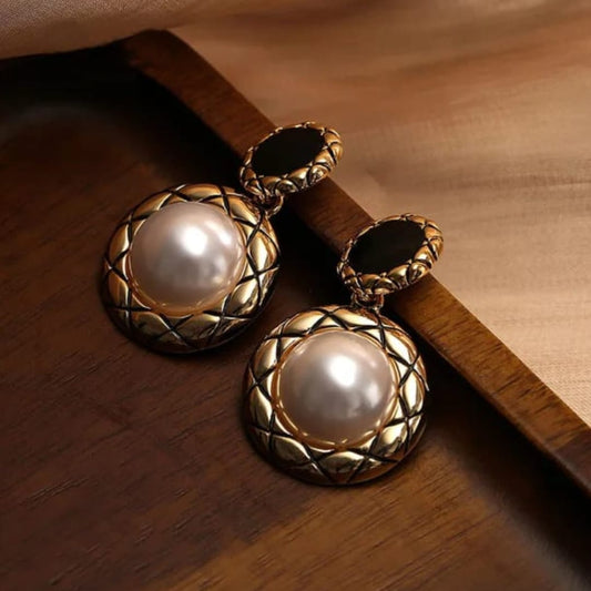 Dreamy Pearl Black Earrings