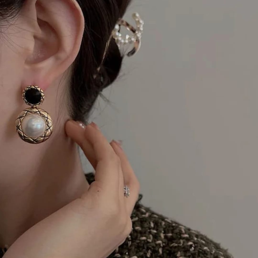 Dreamy Pearl Black Earrings