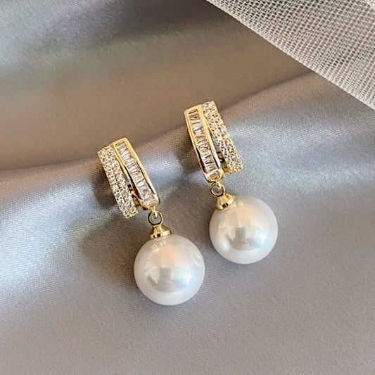 Blind date Minimalist Pearl Earrings