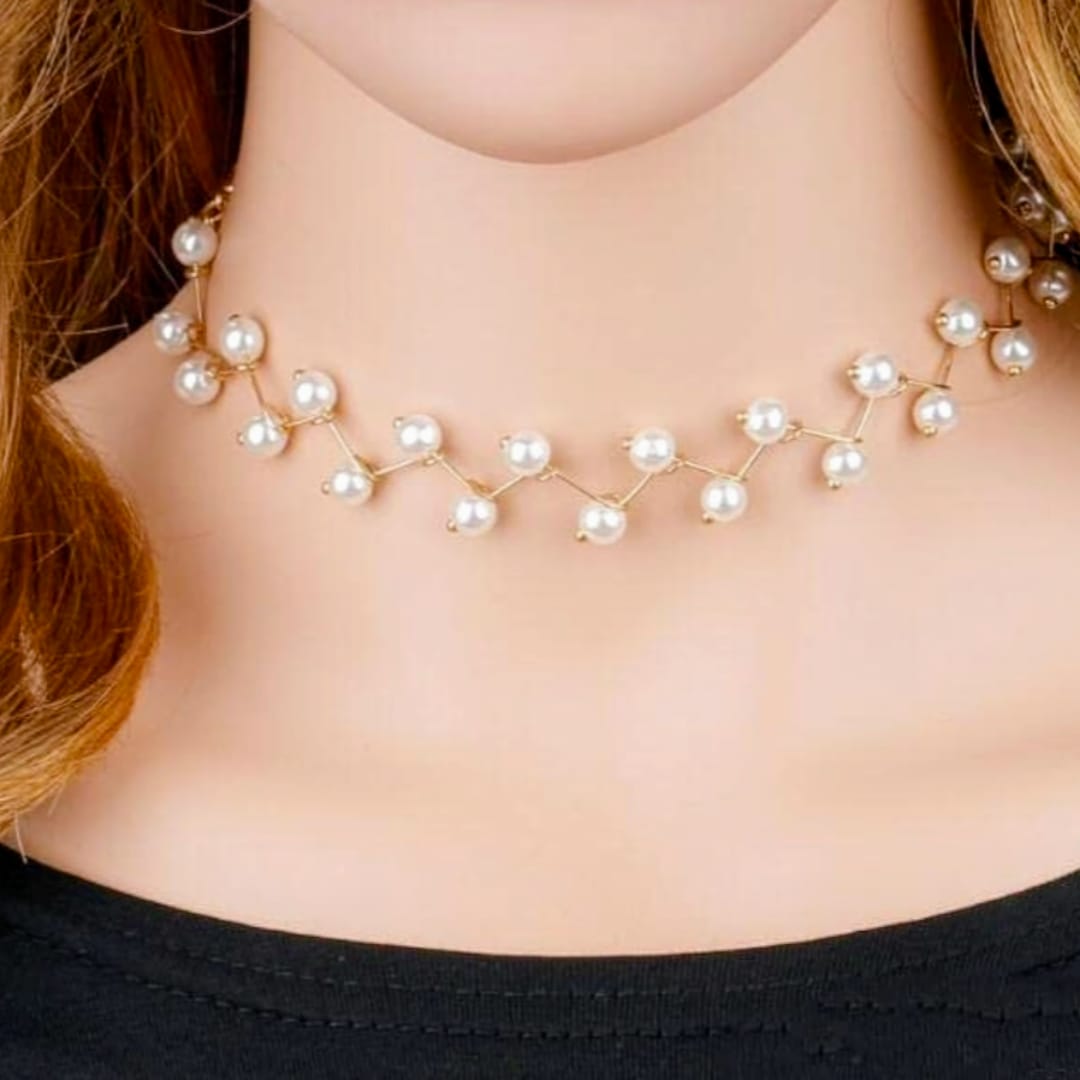 Chic Pearl Choker