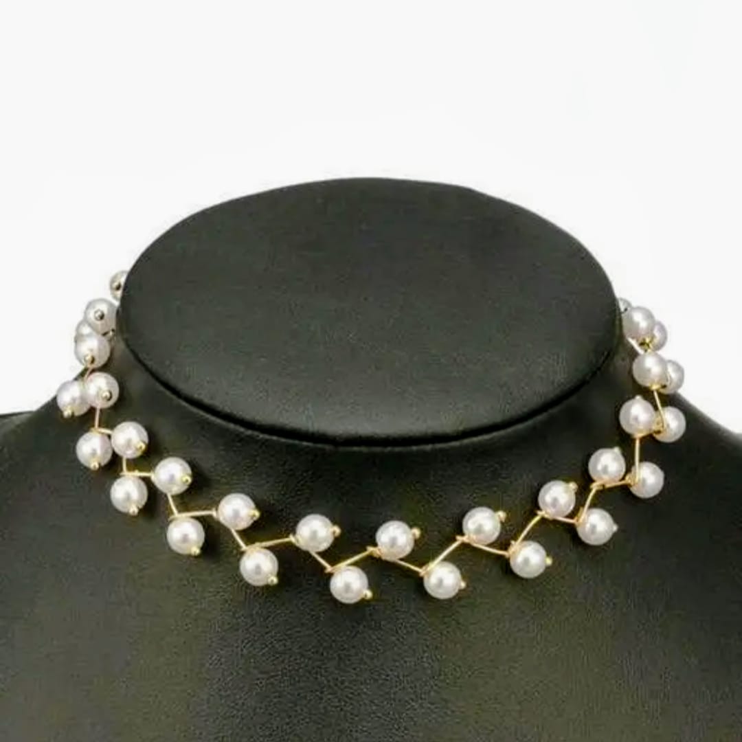 Chic Pearl Choker