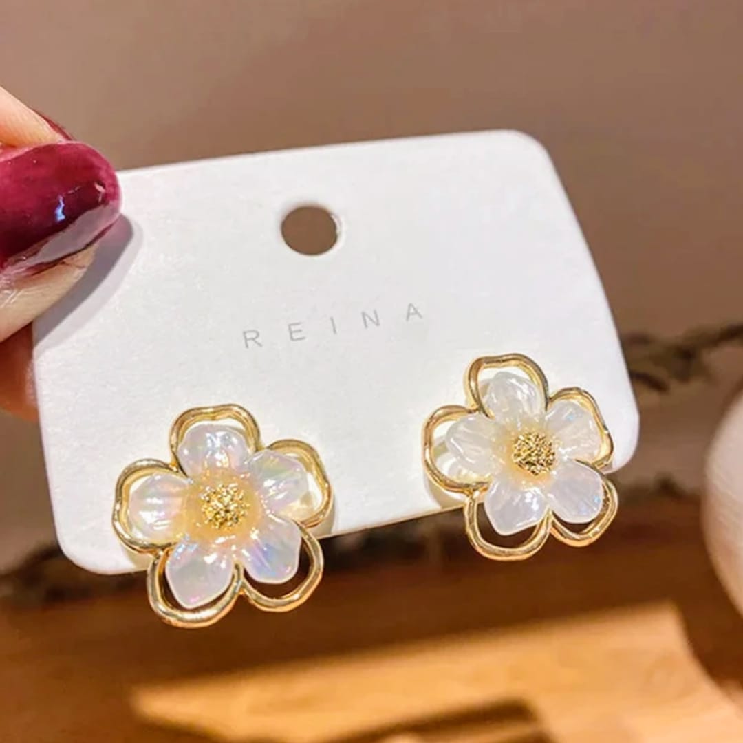 Charming Golden Lining Floral Earrings