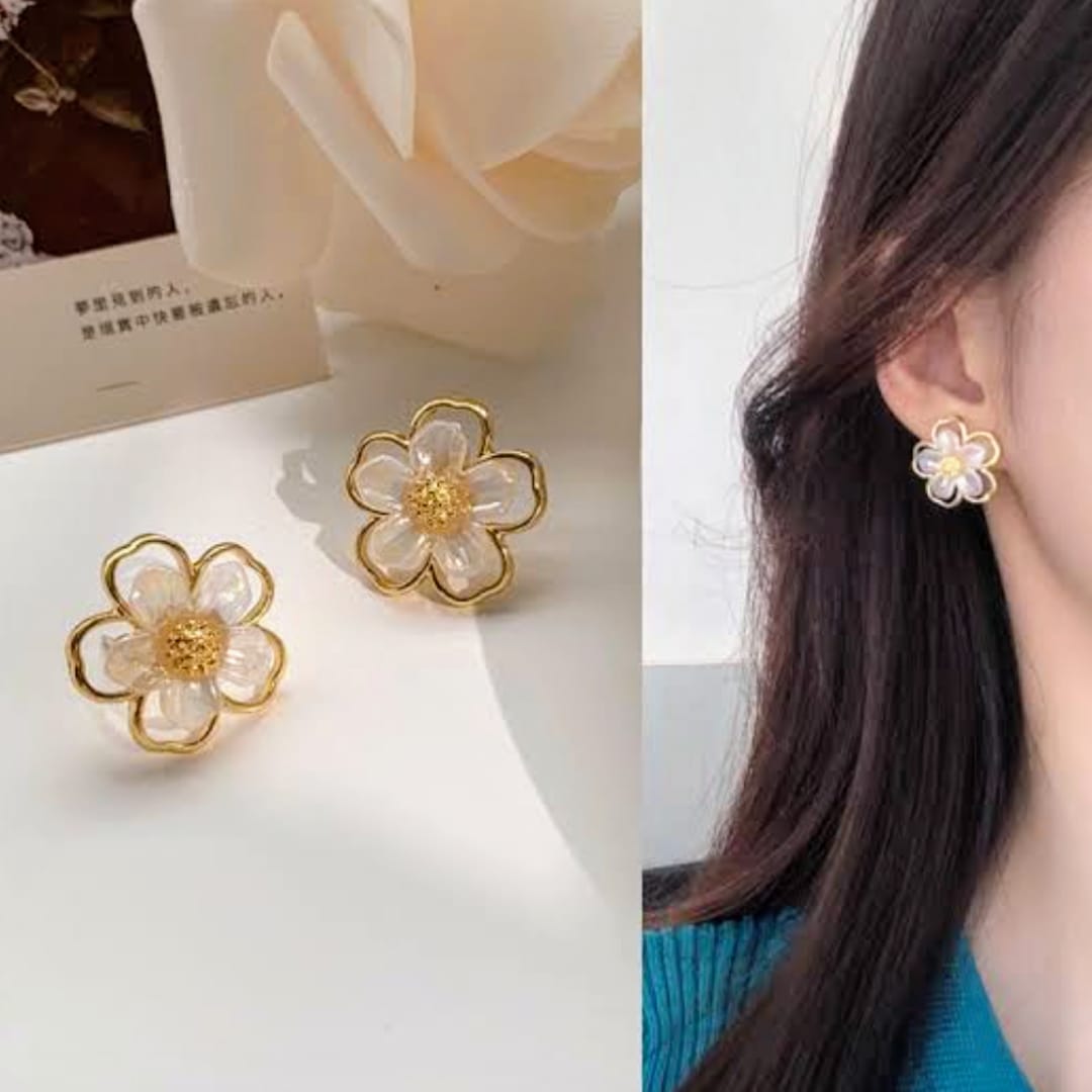 Charming Golden Lining Floral Earrings