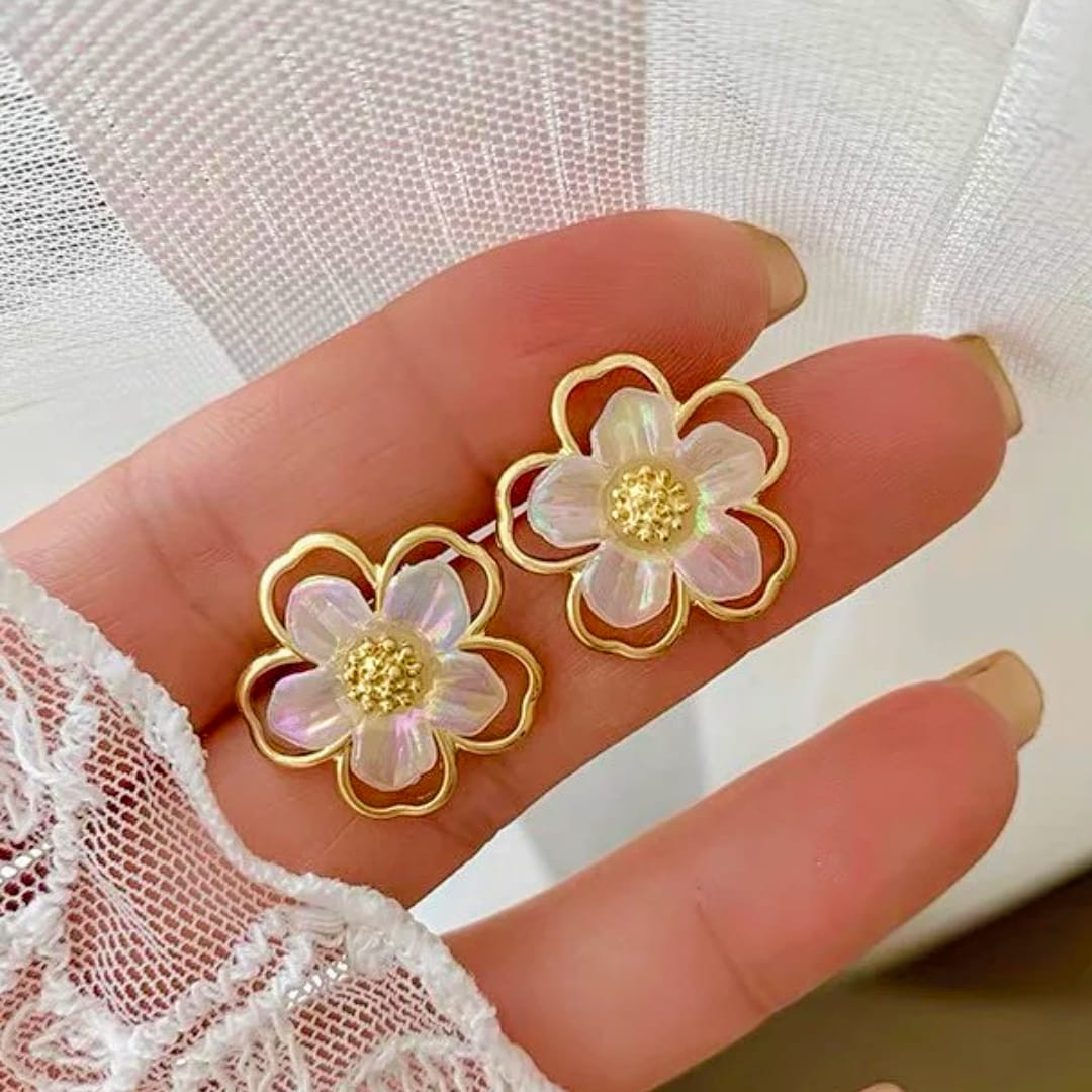 Charming Golden Lining Floral Earrings