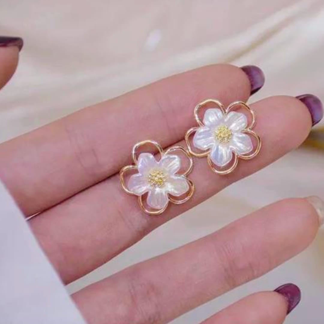 Charming Golden Lining Floral Earrings